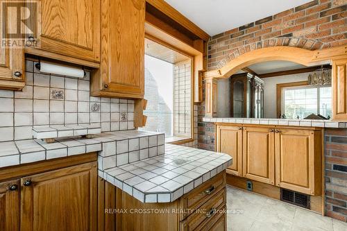 27 Riverview Heights, Toronto, ON - Indoor Photo Showing Kitchen