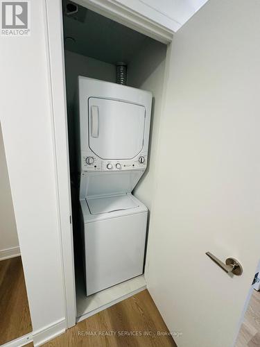 409 - 86 Dundas Street E, Mississauga, ON - Indoor Photo Showing Laundry Room