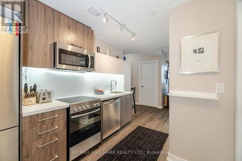 502 - 1 Neighbourhood Lane, Toronto, ON - Indoor Photo Showing Kitchen