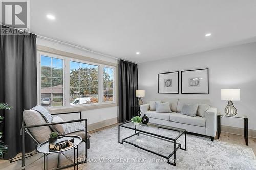 129 Mallard Crescent, Waterloo, ON - Indoor Photo Showing Living Room