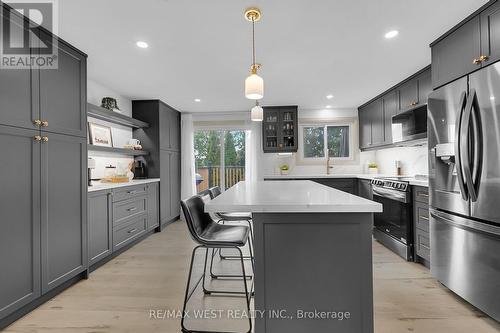 129 Mallard Crescent, Waterloo, ON - Indoor Photo Showing Kitchen With Upgraded Kitchen