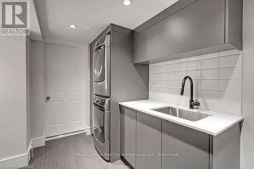 1250 Braeside Drive, Oakville (1011 - Mo Morrison), ON - Indoor Photo Showing Laundry Room