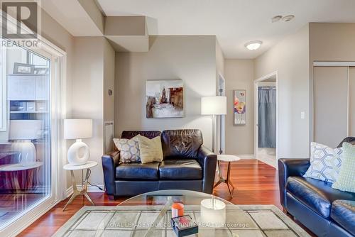 414 - 15450 Yonge Street, Aurora, ON - Indoor Photo Showing Living Room