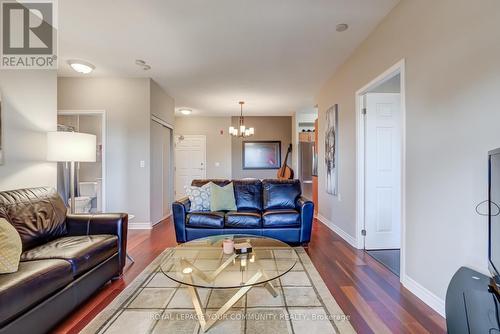 414 - 15450 Yonge Street, Aurora, ON - Indoor Photo Showing Living Room