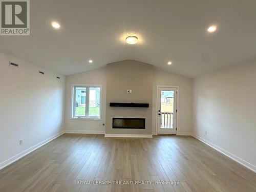 76 Feathers Crossing, St. Thomas, ON - Indoor Photo Showing Living Room With Fireplace