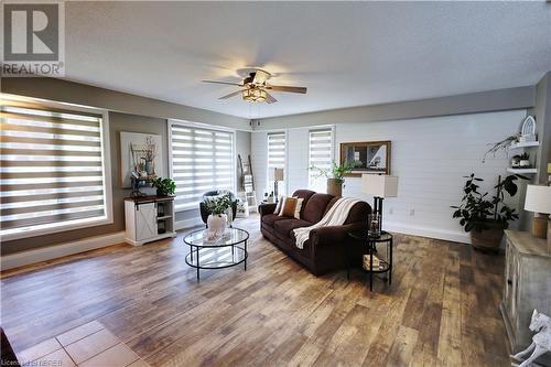 189 Pine Street, Sturgeon Falls, ON - Indoor Photo Showing Living Room