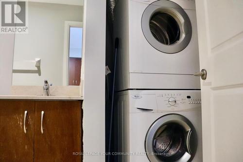 404 - 21 Scollard Street, Toronto, ON - Indoor Photo Showing Laundry Room