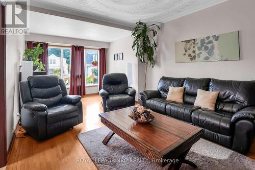 4457 Fourth Avenue, Niagara Falls, ON - Indoor Photo Showing Living Room