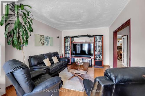 4457 Fourth Avenue, Niagara Falls, ON - Indoor Photo Showing Living Room