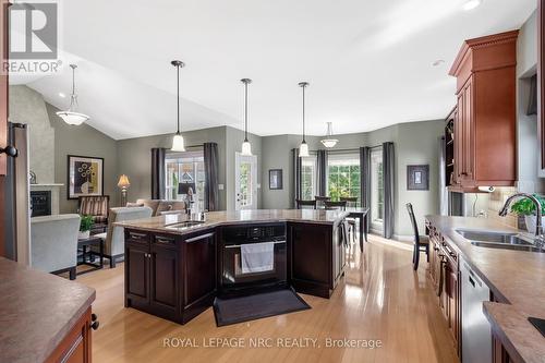 35 Diana Drive, Niagara-On-The-Lake, ON - Indoor Photo Showing Kitchen With Double Sink With Upgraded Kitchen