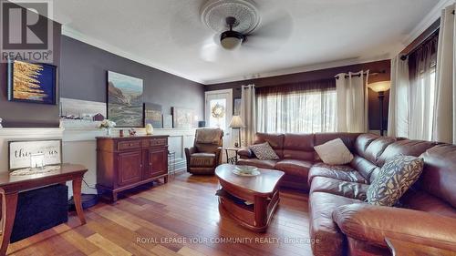 18671 Leslie Street, East Gwillimbury, ON - Indoor Photo Showing Living Room