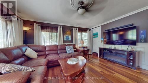 18671 Leslie Street, East Gwillimbury, ON - Indoor Photo Showing Living Room