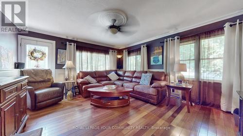 18671 Leslie Street, East Gwillimbury, ON - Indoor Photo Showing Living Room