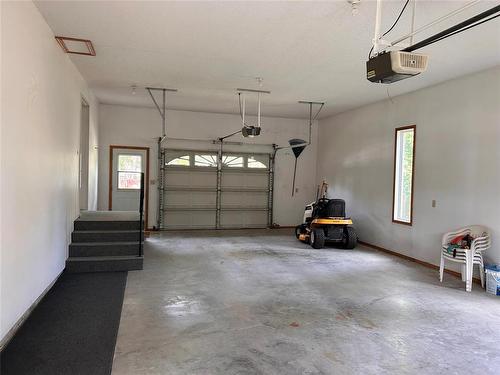 221 Broadway Avenue, Killarney, MB - Indoor Photo Showing Garage