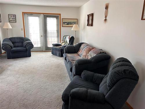 221 Broadway Avenue, Killarney, MB - Indoor Photo Showing Living Room