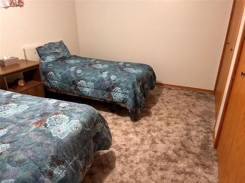 221 Broadway Avenue, Killarney, MB - Indoor Photo Showing Bedroom