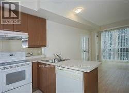 1002 - 1121 Bay Street, Toronto, ON - Indoor Photo Showing Kitchen