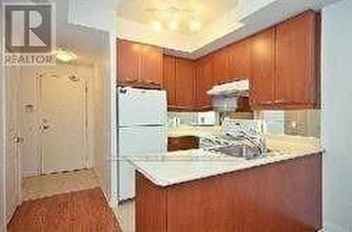 1002 - 1121 Bay Street, Toronto, ON - Indoor Photo Showing Kitchen