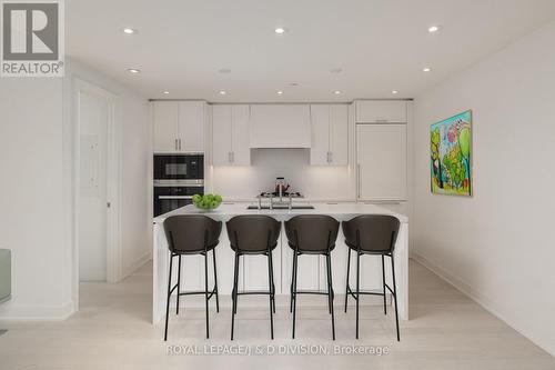 612 - 1 Strathgowan Avenue, Toronto, ON - Indoor Photo Showing Kitchen With Upgraded Kitchen