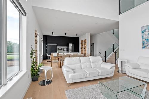 2 Hudsons Bay, East St Paul, MB - Indoor Photo Showing Living Room