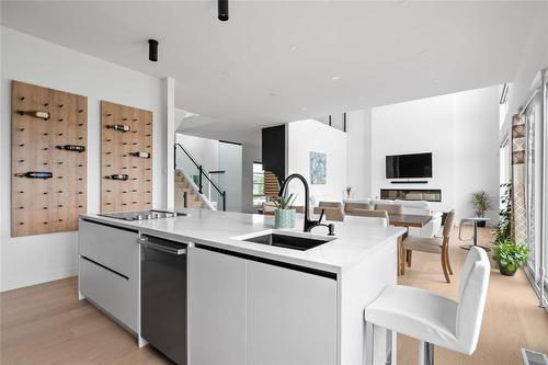 2 Hudsons Bay, East St Paul, MB - Indoor Photo Showing Kitchen