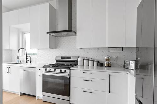 2 Hudsons Bay, East St Paul, MB - Indoor Photo Showing Kitchen With Upgraded Kitchen