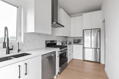 2 Hudsons Bay, East St Paul, MB - Indoor Photo Showing Kitchen