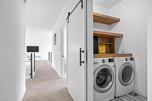 2 Hudsons Bay, East St Paul, MB - Indoor Photo Showing Laundry Room