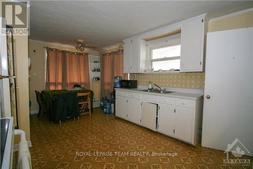 9 Cockburn Street, North Stormont, ON - Indoor Photo Showing Kitchen With Double Sink