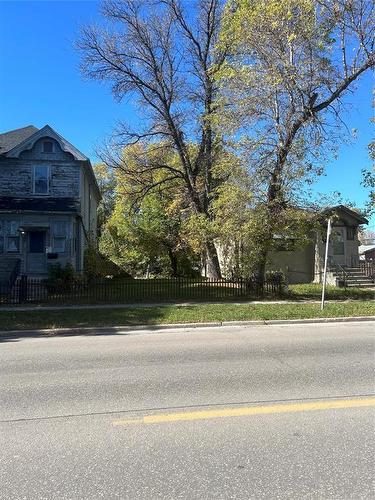 A 738 Arlington Street, Winnipeg, MB 