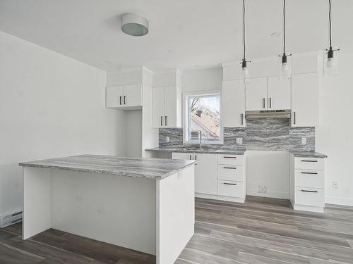 Cuisine - 154  - 158 Rue Brodeur, Vaudreuil-Dorion, QC - Indoor Photo Showing Kitchen With Upgraded Kitchen