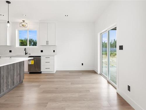 4356 Bains Mill Rd, Duncan, BC - Indoor Photo Showing Kitchen