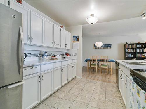 203-1110 Oscar St, Victoria, BC - Indoor Photo Showing Kitchen With Double Sink