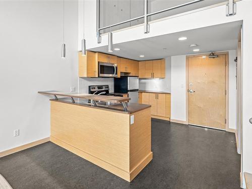 402-787 Tyee Rd, Victoria, BC - Indoor Photo Showing Kitchen