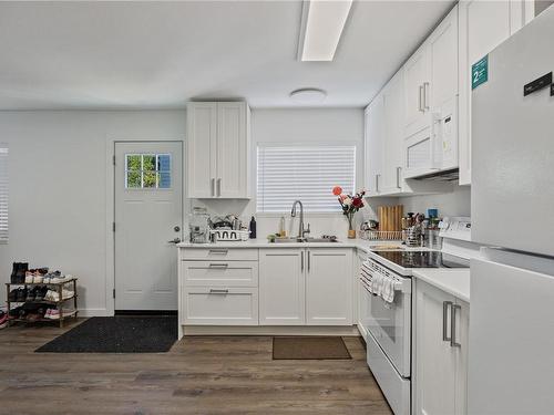 B-2001 13Th St, Courtenay, BC - Indoor Photo Showing Kitchen With Double Sink