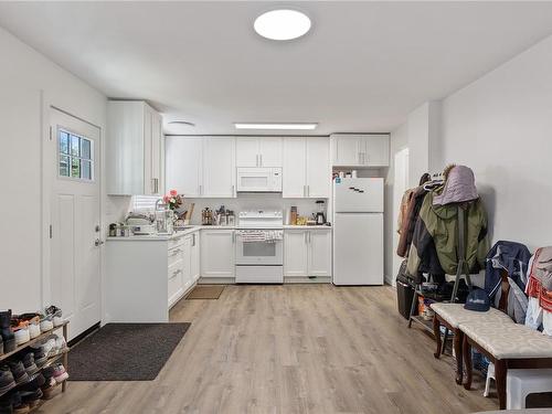 B-2001 13Th St, Courtenay, BC - Indoor Photo Showing Kitchen