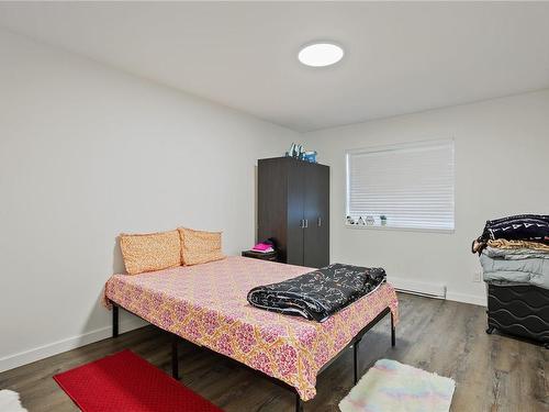 B-2001 13Th St, Courtenay, BC - Indoor Photo Showing Bedroom