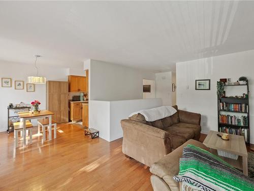 B-2001 13Th St, Courtenay, BC - Indoor Photo Showing Living Room