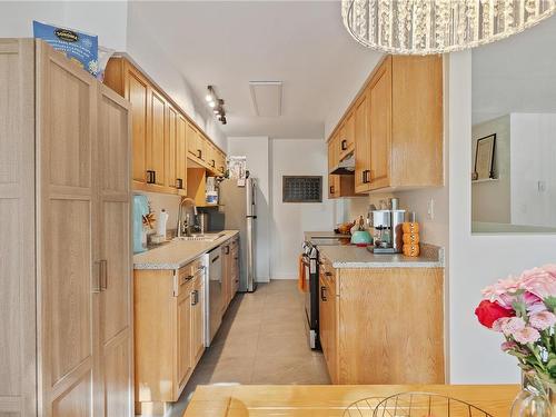 B-2001 13Th St, Courtenay, BC - Indoor Photo Showing Kitchen