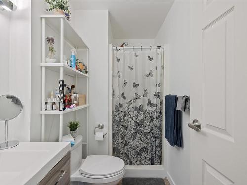 B-2001 13Th St, Courtenay, BC - Indoor Photo Showing Bathroom