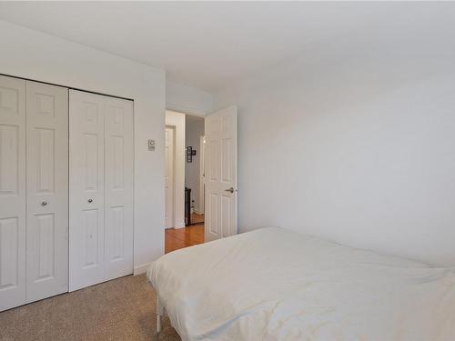 B-2001 13Th St, Courtenay, BC - Indoor Photo Showing Bedroom