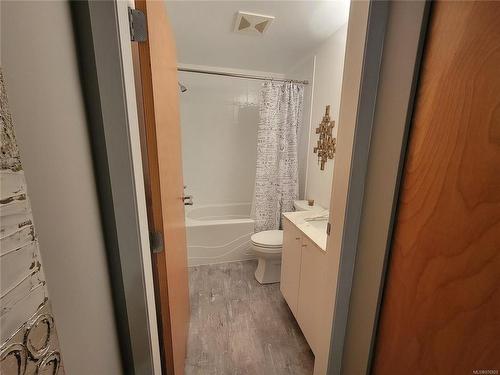 110-932 Johnson St, Victoria, BC - Indoor Photo Showing Bathroom