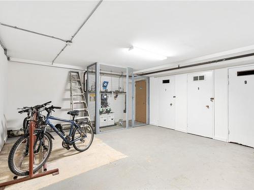 1-1630 Crescent View Dr, Nanaimo, BC - Indoor Photo Showing Garage