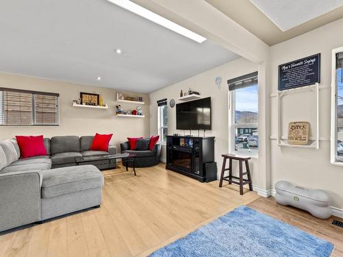 2535 Glenview Ave, Kamloops, BC - Indoor Photo Showing Living Room