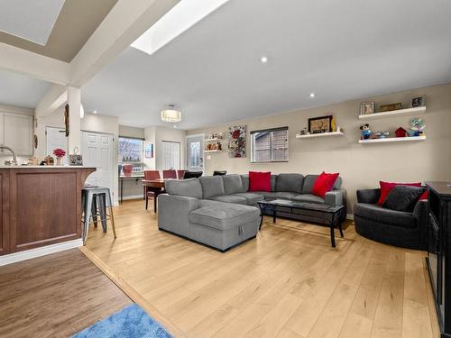 2535 Glenview Ave, Kamloops, BC - Indoor Photo Showing Living Room