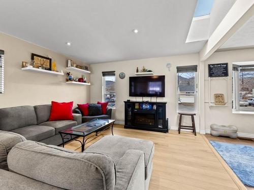 2535 Glenview Ave, Kamloops, BC - Indoor Photo Showing Living Room