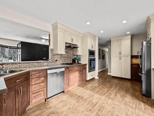 2535 Glenview Ave, Kamloops, BC - Indoor Photo Showing Kitchen