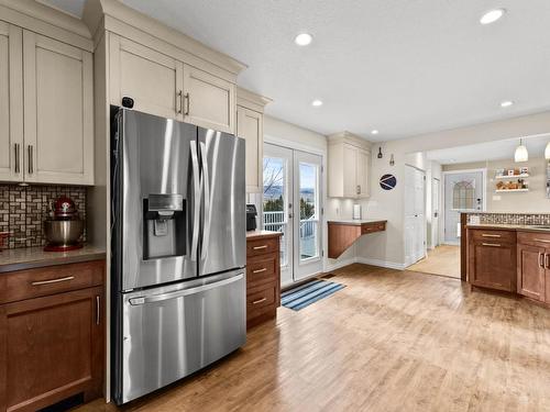 2535 Glenview Ave, Kamloops, BC - Indoor Photo Showing Kitchen