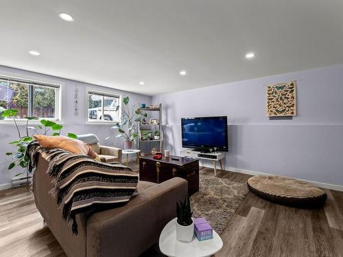 2535 Glenview Ave, Kamloops, BC - Indoor Photo Showing Living Room