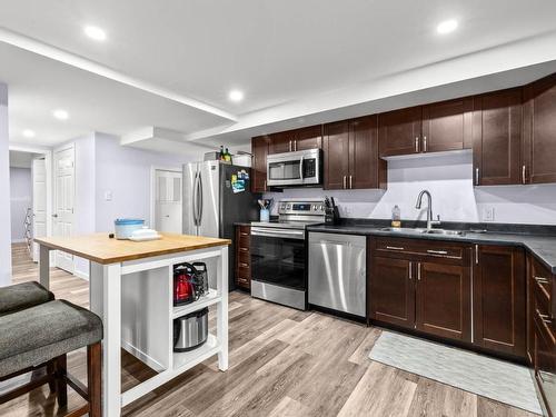 2535 Glenview Ave, Kamloops, BC - Indoor Photo Showing Kitchen